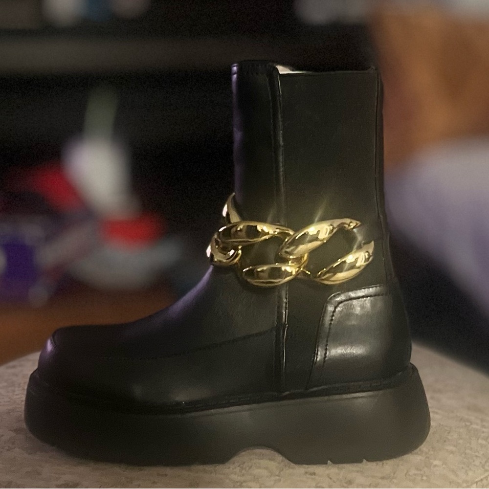 THE ASOS DESIGN ARTIST CHELSEA BOOTS in Black with Chain | ASOS